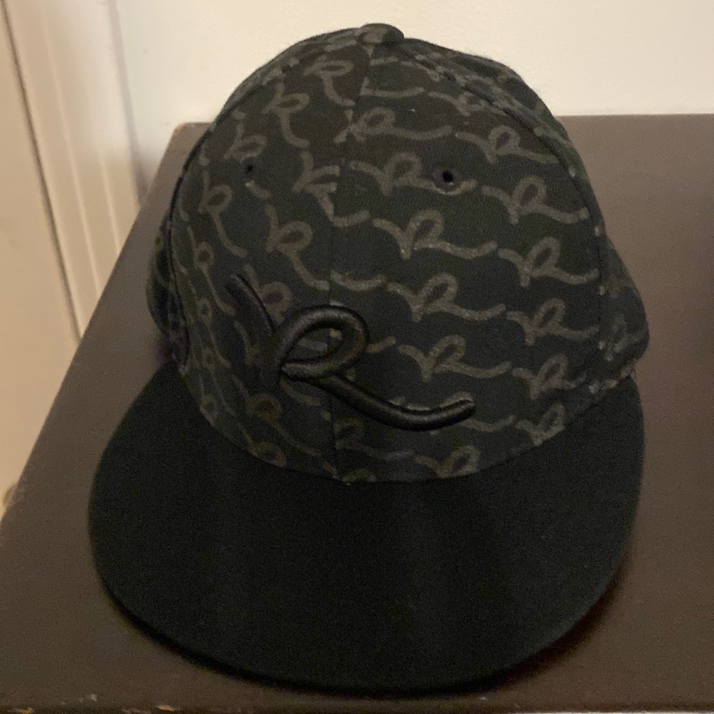 Mint condition rocawear baseball cap.black colour with rocawear logo size is 7.5